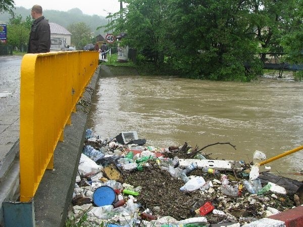 PowódL w RopczycachW Ropczycach trwa usuwanie skutków powodzi. Z brzegów wystąpila Wielopolka, która zalala dziesiątki domów, drogi i budynki uzyteczności publicznej 