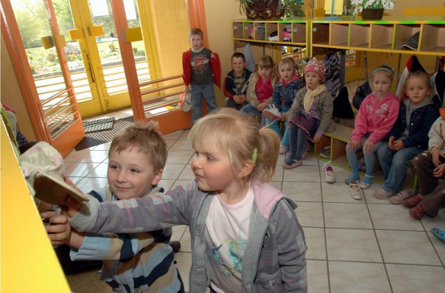 Jedna z dodatkowych grup ma być utworzona w Przedszkolu nr 7. Sala dla maluchów będzie urządzona w miejscu dzisiejszej szatni. Na pierwszym planie Klaudia Dianowska i Konrad Ulański.