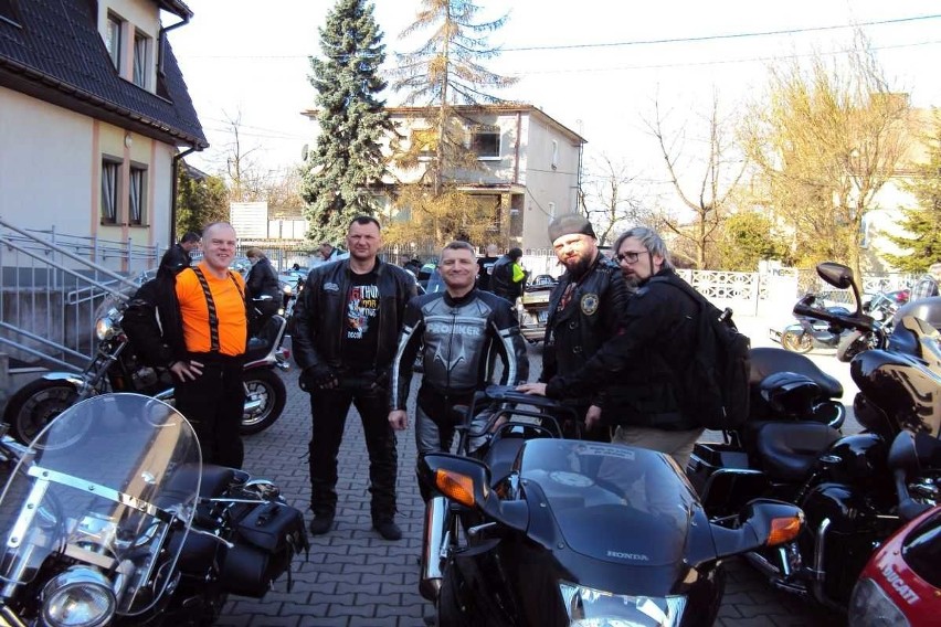 Dziewięcioosobowa grupa policyjnych motocyklowych...