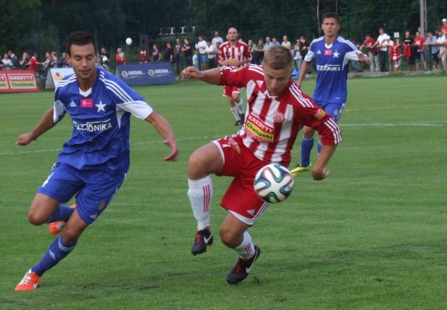 Napastnik Soły Jakub Snadny (z prawej) w pojedynku z obrońcą Wisły Maciejem Sadlokiem