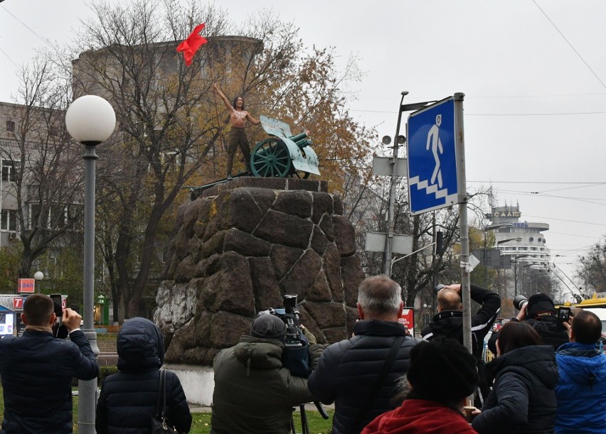 Rewolucja październikowa: Femen wzywa do obalenia Petra Poroszenki. Nagi protest w Kijowie [ZDJĘCIA]