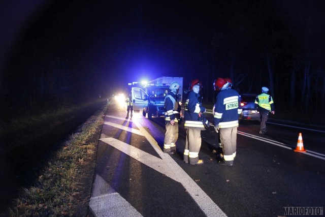 W piątek, tuż po godzinie 17.00, na skrzyżowaniu ulicy Częstochowskiej z ulicą Ozimską w Opolu z nieustalonych przyczyn kierowca opla zjechał na przeciwległy pas ruchu i uderzył w latarnię. W wyniku zdarzenia kierowca nie odniósł obrażeń. Następnie kilka minut później  80-letni kierowca toyoty uderzył w tył radiowozu obsługującego kolizję. 80-letniemu kierowcy nic się nie stało. Na czas zdarzenia wprowadzono ruch wahadłowy.