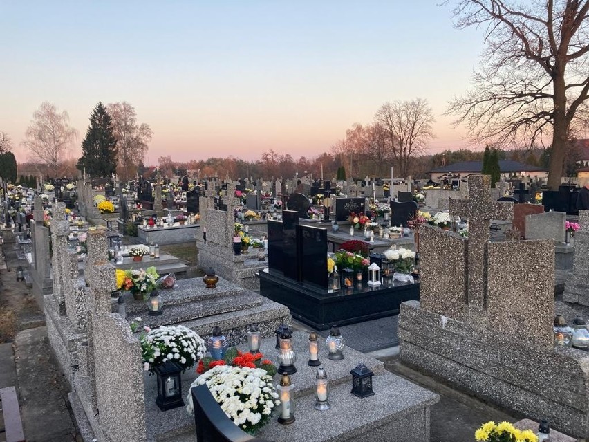Cmentarz w Makowie Mazowieckim tuż przed dniem Wszystkich Świętych 2021. Zdjęcia