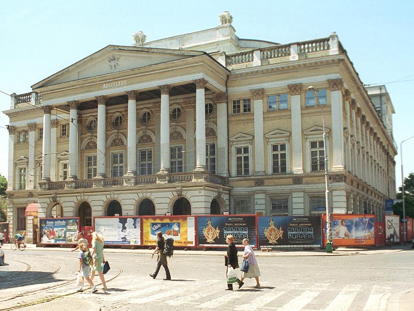 Budynek wrocławskiej opery w roku 2003.