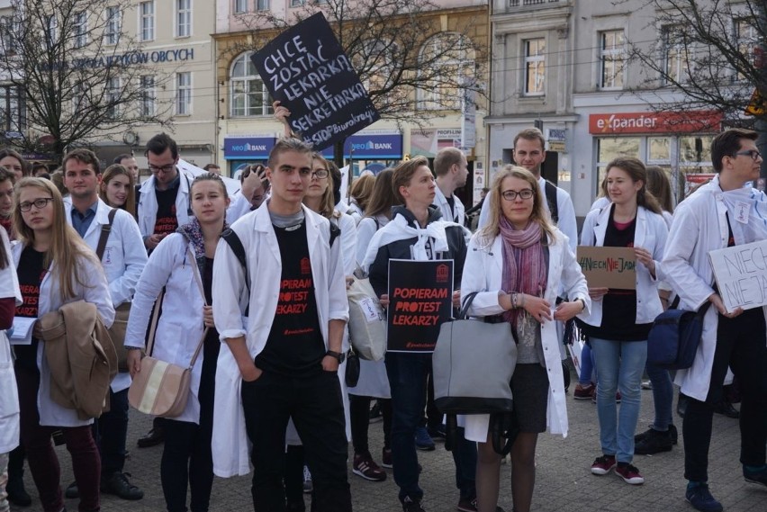 Lekarze rezydenci protestowali na pl. Wolności w Poznaniu