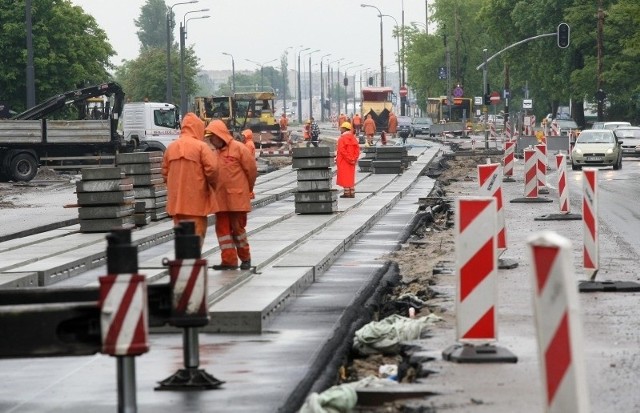 Remont ulicy Przybyszewskiego trwa już od listopada ubiegłego roku. Wszystko wskazuje na to, że przedłuży się o miesiąc, do końca lipca.