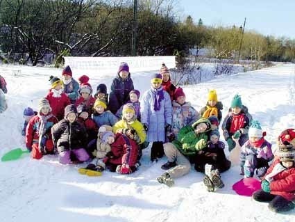 Tylko kilkoro dzieci z SP w Wetlinie mogło wystartować do inauguracyjnego biegu otwarcia dwóch tras narciarskich i to dzięki pożyczonym nartom.Pozostali przyszli popatrzeć.