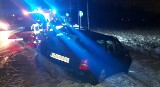 Audi wypadło z drogi w Nowej Wsi. Za kierownicą był pijany 41-latek. Zatrzymali go policjant po służbie i dwóch innych kierowców. Zdjęcia