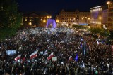 Poznań: Mijają dwa lata od Łańcuchów Światła. Na ulice Poznania wyszły wtedy tysiące mieszkańców, aby protestować w obronie sądów [ZDJĘCIA]