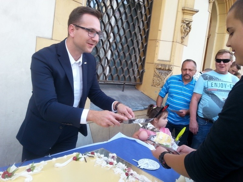 Waldemar Buda kończy dziś 36 lat. Na ul. Piotrkowskiej częstował urodzinowym tortem. [Zobacz kto przyszedł na urodziny]