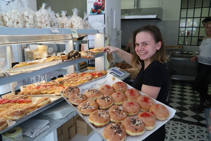 W firmie Pączek i Spółka przygotowane zostaną pączki w...