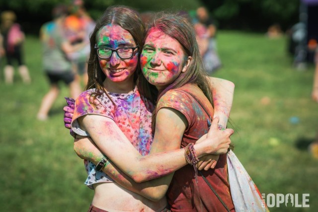 Sobotnie (7.05) wydarzenie w Opolu to część touru po Polsce. W różnych miastach kraju organizowane jest Holi Święto Kolorów. Tak opolanie bawili się podczas ubiegłorocznych wakacji.