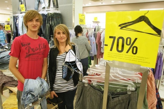 Przemek i Weronika korzystali wczoraj z wyprzedażowych okazji w sklepie Reserved w kieleckiej Galerii Echo. fot. D. Łukasik
