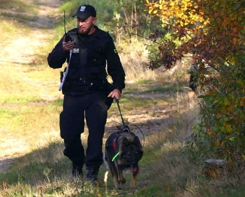 Zaginął mieszkaniec Białej. Odnaleźli go policjant i pies tropiący