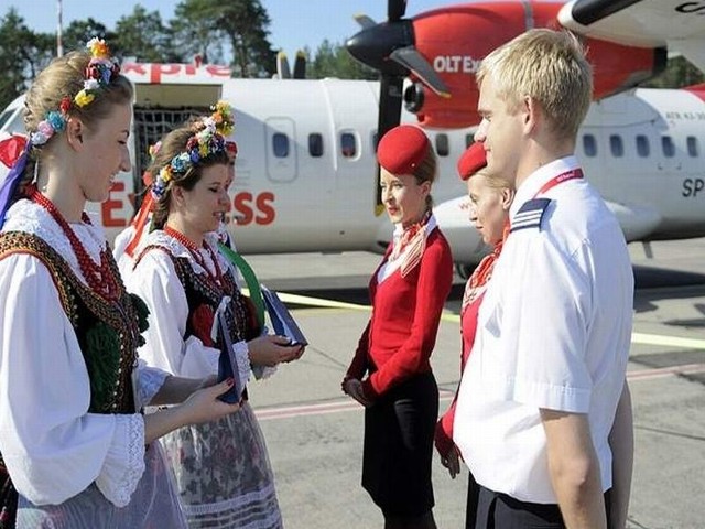 Dziewczyny w strojach ludowych żegnały załogę pierwszego samolotu do Krakowa