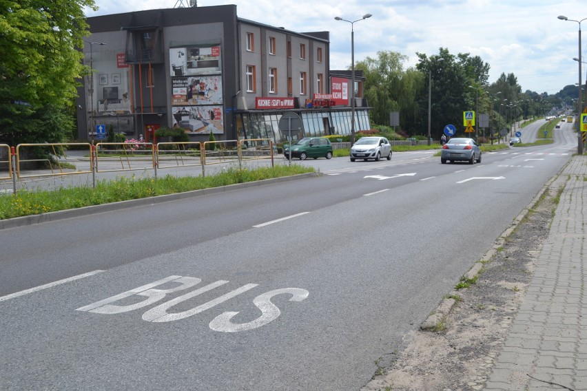 Nowy buspas w Zagórzu działa od 1 lipca. Czasem tworzą się...