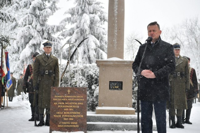 Wicepremier i minister obrony narodowej Mariusz Błaszczak wziął udział w uroczystości symbolicznego pochówku naczelnika powstańczego Mszczonowa ks. proboszcza Władysława Polkowskiego.