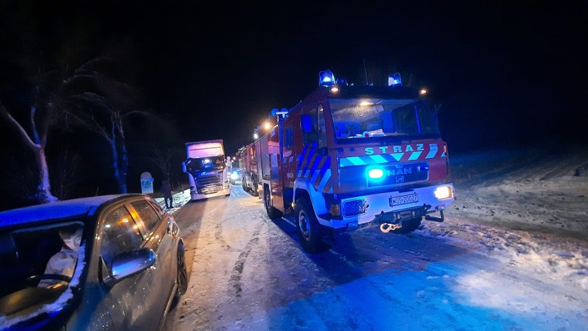 Zderzenie w Wachu. Fatalne warunki na drogach po opadach śniegu. 21.12.2021. Zdjęcia