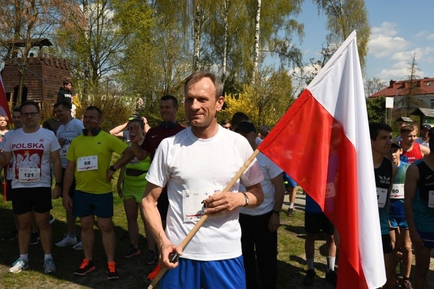 W IV Biegu z flagą w ręku w Piekoszowie uczestniczyło 130 osób, wśród nich wójt Zbigniew Piątek. Startowałeś? Szukaj się na zdjęciach