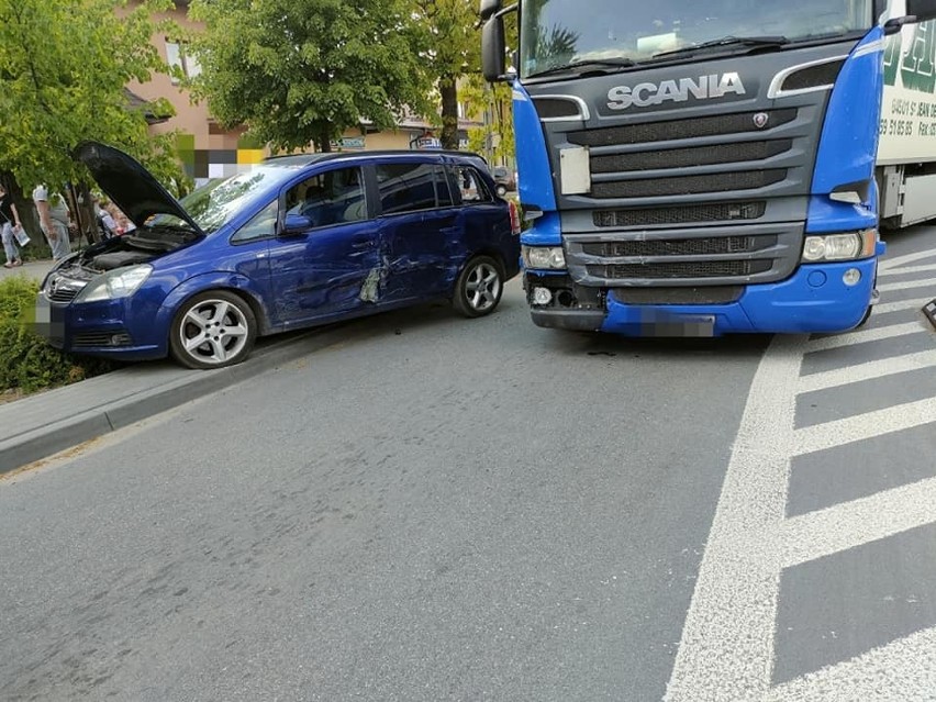 Zderzenie samochodu osobowego i ciężarowego na ulicy Krakowskiej w Białobrzegach
