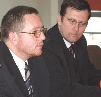 Jesienią ubiegłego roku prezes SSSEGrzegorz Mackiewicz (z prawej) prowadził kampanię wyborczą m.in. kandydata PiS na prezydenta Suwałk Jarosława Schabieńskiego