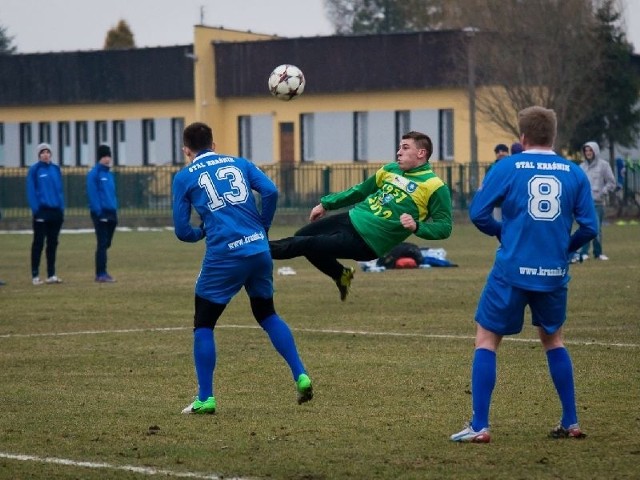 Młodzieżowiec Siarki, Patryk Szewc (w środku) zdobył w meczu ze Stalą Kraśnik gola, ale później doznał kontuzji.