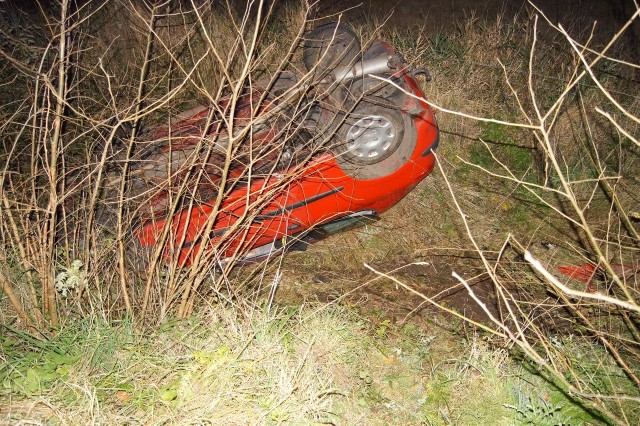 Dachowaniem zakończyła się w niedzielę około godz. 17 podróż 31-latka z woj. warmińsko-mazurskiego. Mężczyzna stracił panowanie nad kierownicą peugeota na lokalnych tablicach rejestracyjnych i na wysokości miejscowości Karzcino wpadł do rowu. Słupska policja będzie ustalać co było bezpośrednią przyczyną tej kolizji. Wiadomo jednak, że 31-latek podczas badania alkomatem wydmuchał 2,5 promila. Stracił już prawo jazdy. 