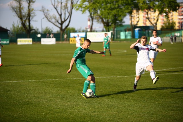 Michał Kiełtyka (z piłką) strzelec gola dla Radomiaka Radom.