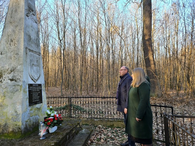 Burmistrz Wodzisławia Dominik Łukasik oraz sekretarz Renata Koziara oddali hołd poległym w walce za wolność ojczyzny pochowanym na terenie gminy Wodzisław. Więcej na kolejnych zdjęciach