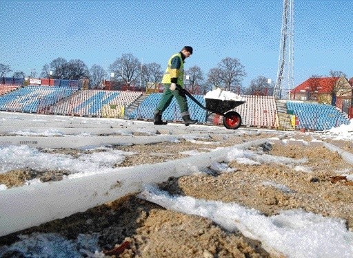 Na płycie stadionu Pogoni od dawna powinna leżeć piękna, zielona murawa. Zamiast tego prace są jeszcze "w lesie&#8221;. 