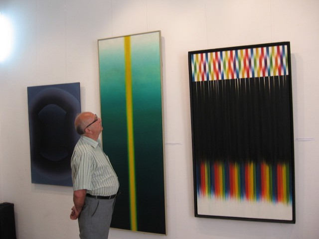 Wystawa obejmuje prace artystów, którzy zwrócili szczególną uwagę na rolę światła w kontekście abstrakcyjnym i formalnym- obraz Stefana Gierowskiego