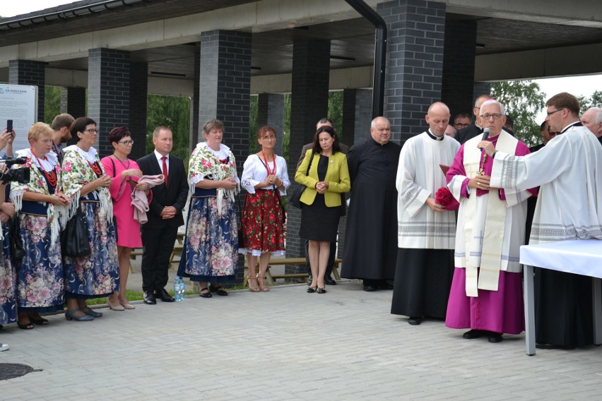 Abp Skworc poświęcił całą nową wieś Nieboczowy oraz kościół - ZDJĘCIA