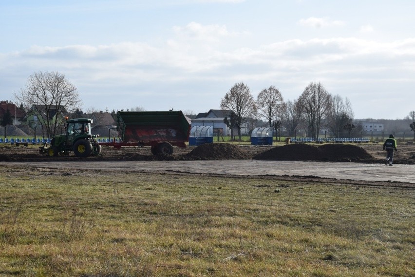 Prace przy remoncie stadionu miejskiego trwają. Inwestycja...