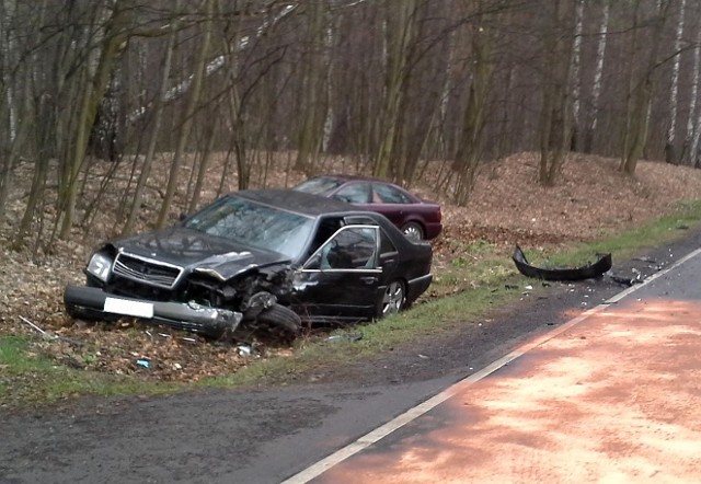 Wśród rozbitych aut był mercedes.