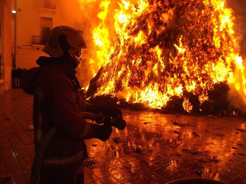 Pożar w Gościcinie koło Wejherowa 11.03.2019. Pali się hala odzieżowa