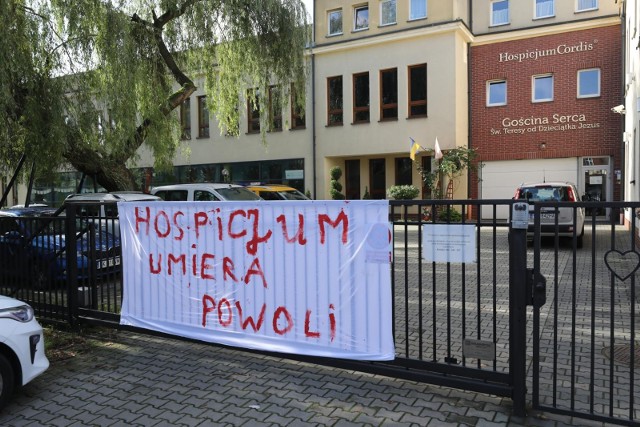 W piątek 23 września w katowickim Hospicjum Cordis spotkali się realizatorzy opieki paliatywnej z całej Polski, aby zwrócić uwagę rządu i opinii publicznej na dramatyczną sytuację, w jakiej znajdują się ich ośrodki.