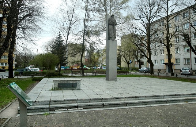 Monument został wzniesiony w 1962 r. dla upamiętnienia żołnierzy polskich i radzieckich poległych w marcu 1945 r. w czasie walk o wyzwolenie wschodnich dzielnic Szczecina (według projektu Krystyny Trzeciak i Mieczysława Waltera). Pierwotnie ponad inskrypcją umieszczona była pięcioramienna gwiazda, a poniżej data 1945 r. - w latach 90. elementy te zostały jednak usunięte.