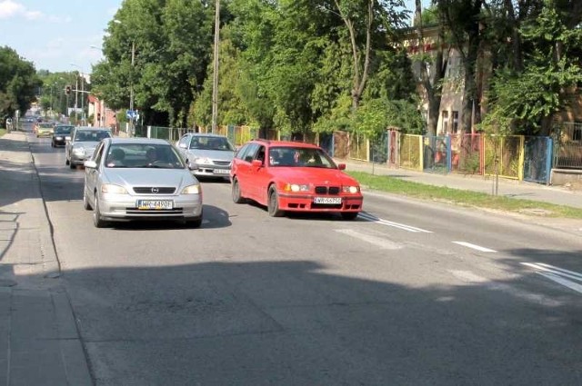 Po zmianach szerokości pasów na ulicy Zbrowskiego, bez problemów mieszczą się obok siebie dwa samochody.