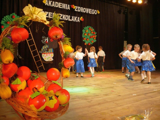 Podczas podsumowania programu tańczą dzieciaki z Przedszkola Nr 9.