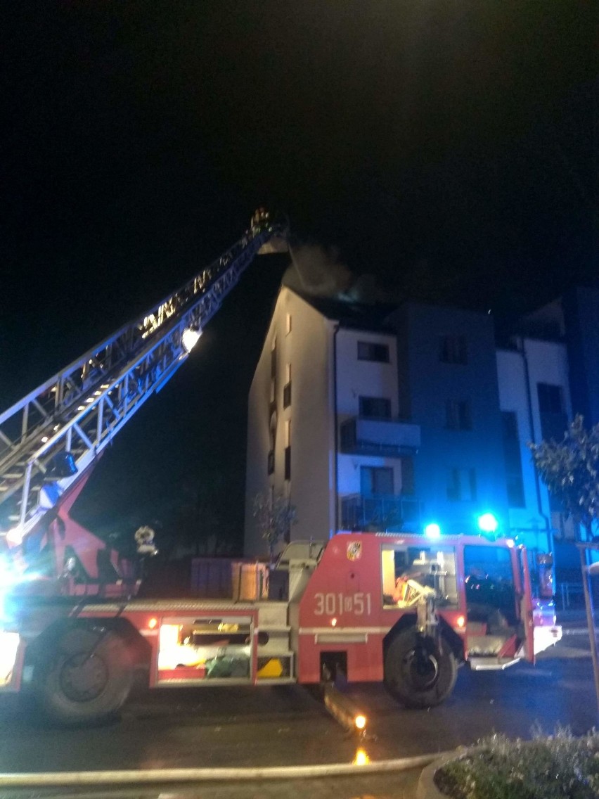 Pożar mieszkania w budynku na ul. Jana Pawła II w...