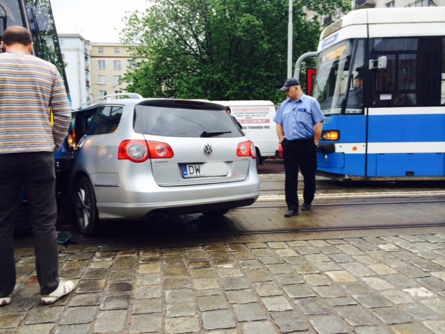 Wrocław: Wypadek na Piłsudskiego. Samochód wjechał pod tramwaj (ZDJĘCIA)