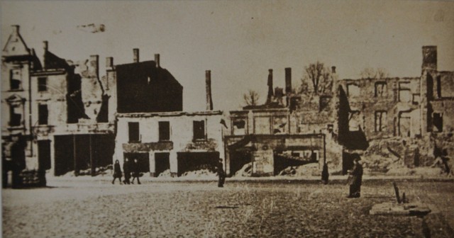 Tak wyglądał rynek w Oleśnie w 1945 roku po wyzwoleniu miasta przez Armię Czerwoną. Sowieci podpalili całe miasto.