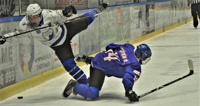 1. liga hokeja: UKH Unia Oświęcim - Polonia Bytom 3:5. Na zdjęciu: Krystian Sosnowski (Unia, z lewej) w starciu w Bartoszem Stępniem (Polonia).