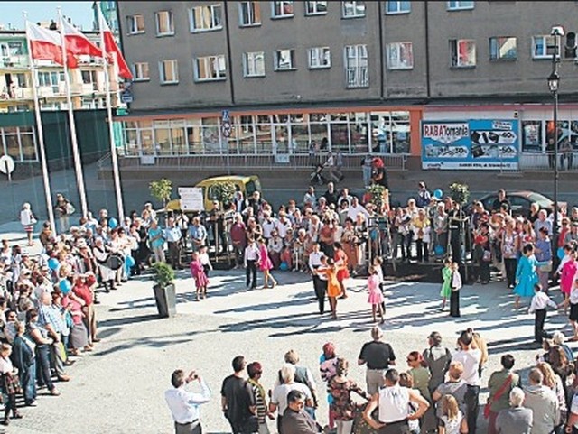 Swoje taneczne umiejętności, na nowym Starym Rynku, zaprezentowały pary dziecięce Klubu Tańca Sportowego Focus Kamień Pomorski.