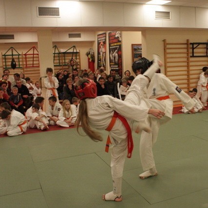 Zmaganiom karateków w dojo "Za Stawem" przyglądała się licznie zgromadzona publiczność.
