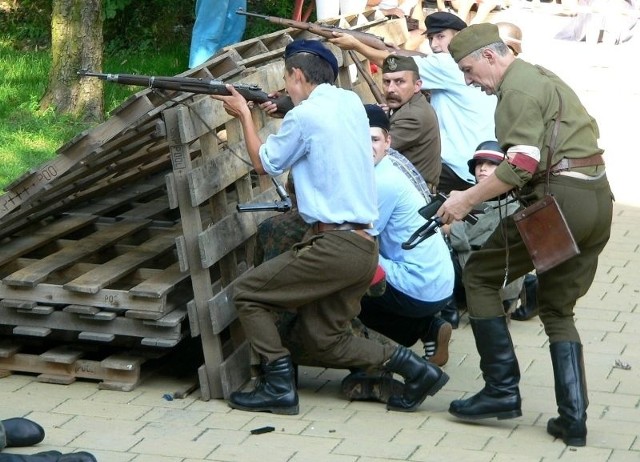 Powstańcy po brawurowym ataku zdobyli barykadę &#8211; podczas buskiej minirekonstrukcji powstania warszawskiego.