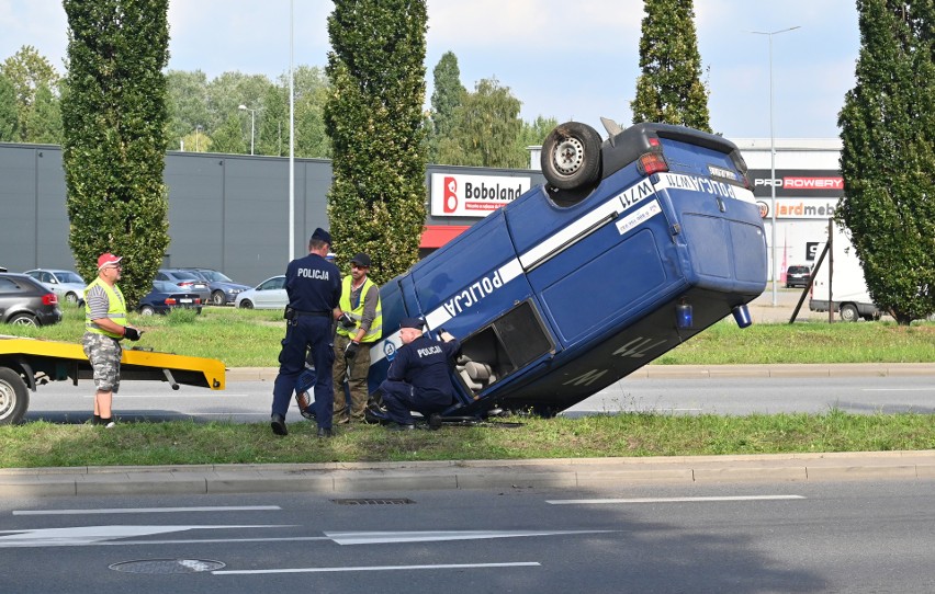 Dachowanie radiowozu na ul. Struga w Szczecinie