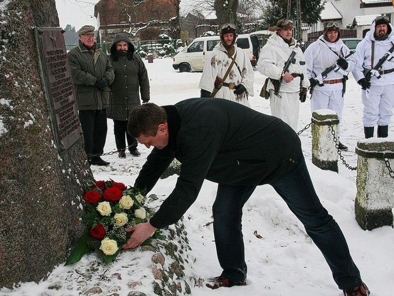 Wiązankę kwiatów złożył przed pomnikiem Karabanowa radny...