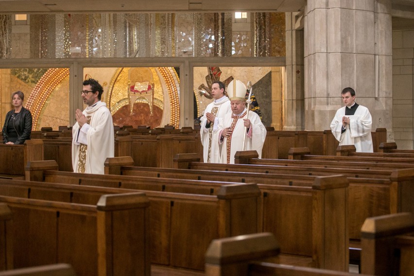 Kardynał Dziwisz: Zmartwychwstały Chrystus jest wśród nas