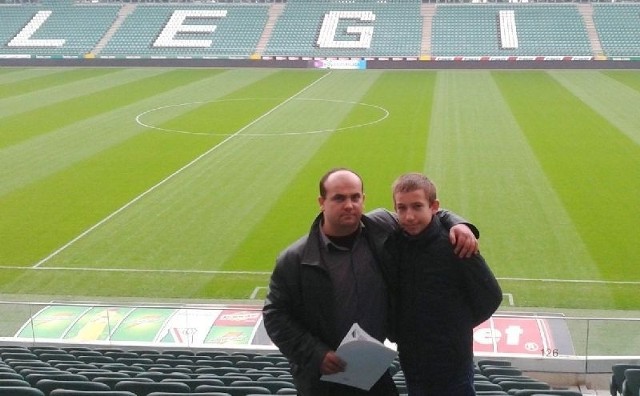 Konrad Matuszewski wraz z tatą Włodzimierzem na stadionie Legii Warszawa.